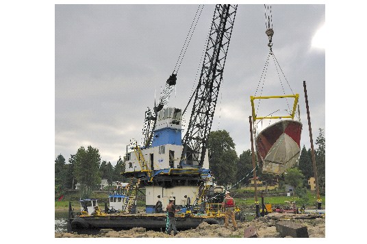 DB VULCAN lifting a boat hull
