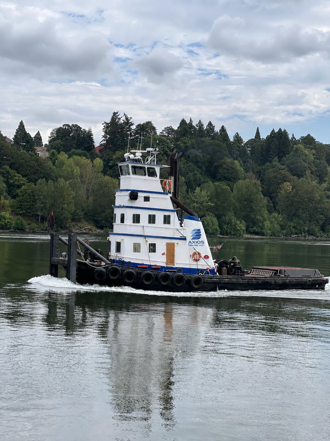 MARINER tug pushing a crane barge on the Columbia River