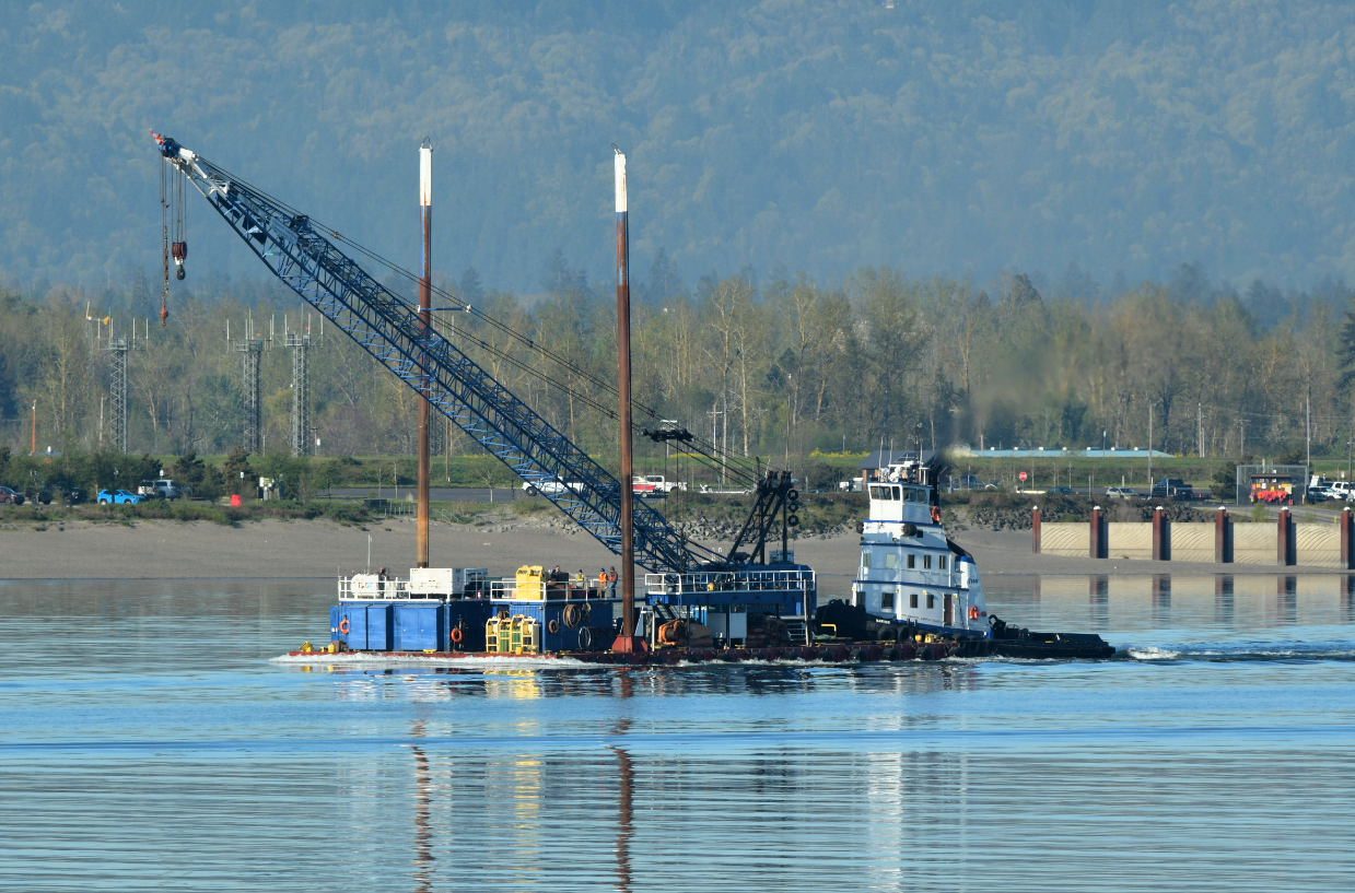 MARINER tug pushing the AX75 spud barge